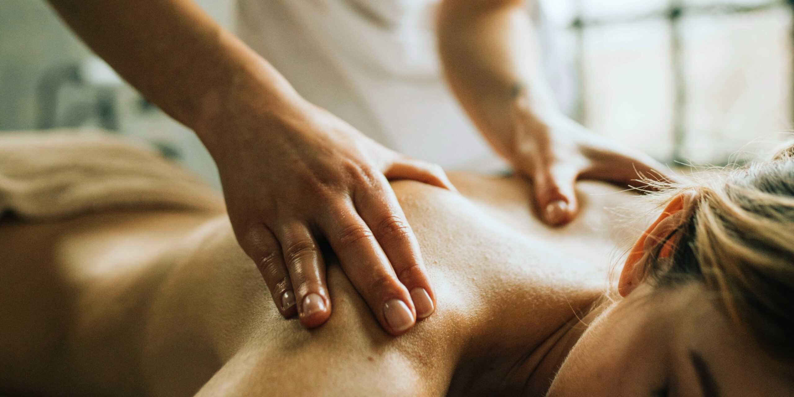 femme-se-fait-masser-dos-mains-pressions-shiatsu